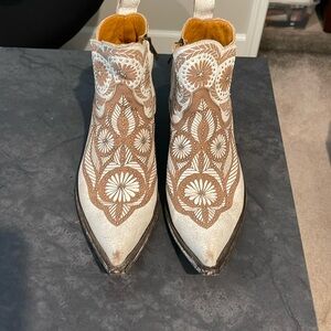 Old Gringo size 9, well broken in, great condition, very comfortable.